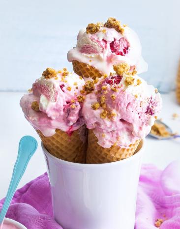 Himbeer-Quarkeis mit Knusperstreuseln