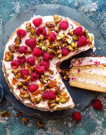 Torte mit Himbeeren, Pistazien und Creme.