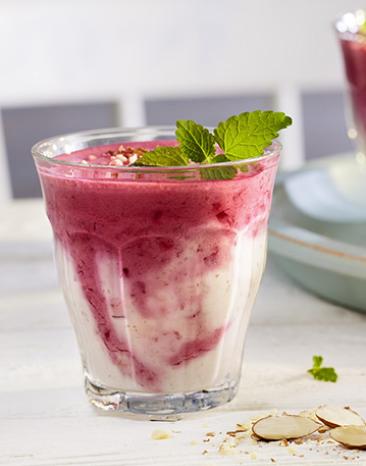 Rot-weißer-Shake in drei Gläsern mit Zitronenmelisse.