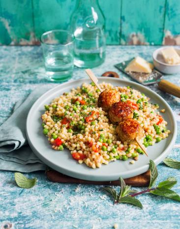 Minz-Erbsen-Fregola mit Putenhackbällchen