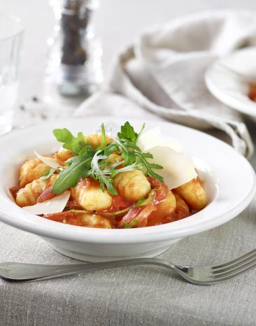 One-Pot Gnocchi mit Salami und Tomaten in einem tiefen Teller.