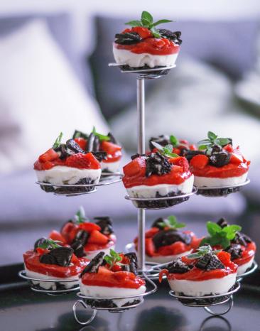 Cookie Eistörtchen mit Erdbeern und Minze dekoriert.