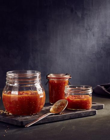 Paprika-Chutney in drei Gläsern.
