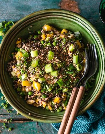 Quinoa-Linsen-Salat mit Sesamdressing in einer Schale.