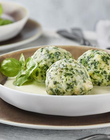 Spinatknödel in heller Sauce