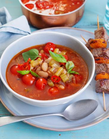 Tomaten-Bohnen-Eintopf mit Fleischspießen