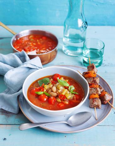 Tomaten-Bohnen-Eintopf mit Fleischspießen