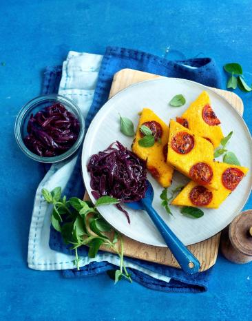 Tomaten-Polentaschnitten mit Zwiebelchutney