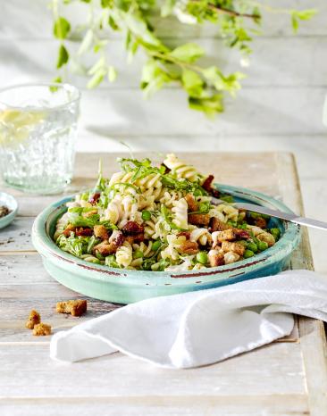 Veganer Nudelsalat mit Tomaten-Brot-Crunch