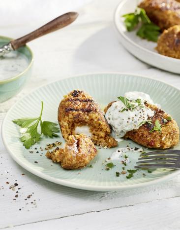 Veggie-Bifteki vom Grill mit Minzjoghurt