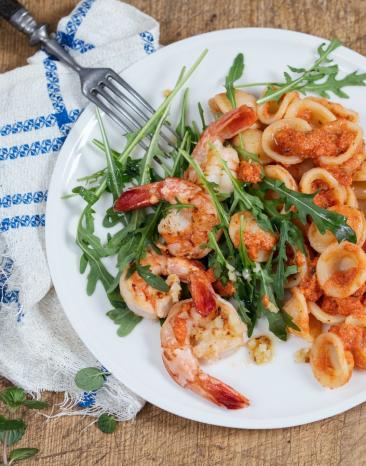 Warmer Nudelsalat mit Garnelen und Paprika-Mandel-Pesto