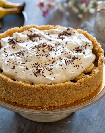 Banoffee pie auf einer Kuchenetagere.