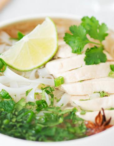 Pho mit Hähnchen in einer Schale.