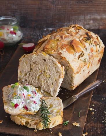 Kartoffel-Rosmarin-Brot angeschnitten mit einem Dip.