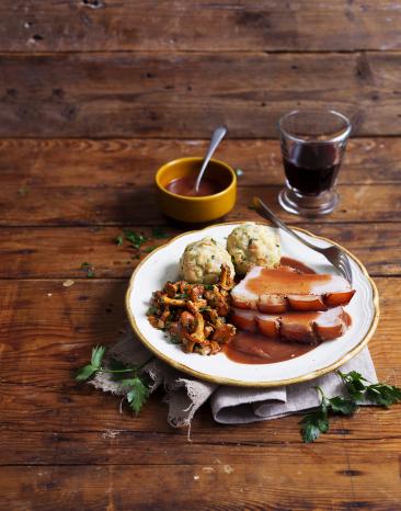 Krustenbraten mit Pfifferlingen und Kräuter-Semmelknödel