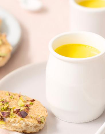 Leichte Pistazien-Financiers und Safrancreme