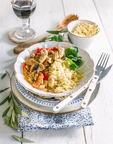 One-Pot Gyros in Metaxasauce und Kritharaki auf einem Teller.