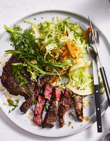 Sous-vide-Steak auf Gemüsesalat