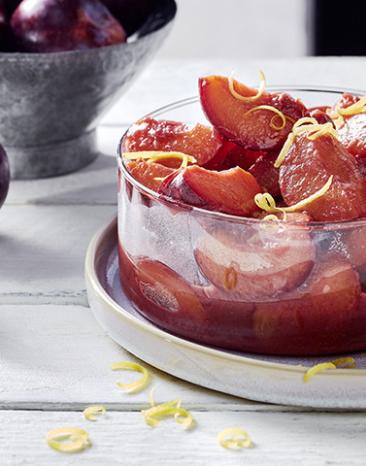 Rotes Pflaumen-Ragout ayurvedischer Art in Schale.