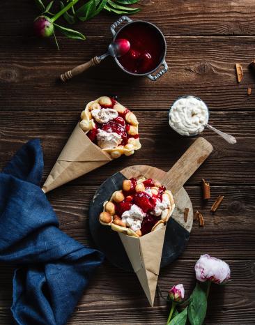 Bubble Waffles mit Zimtsahne und Pflaumenkompott
