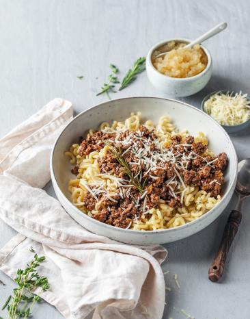 Bolognese mit Hörnchennudeln und Apfelmus.
