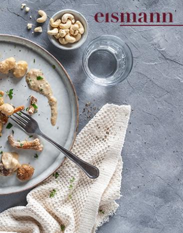 Gnocchi mit Pilzen und Sauce auf einem Teller.
