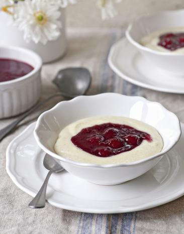 Grießbrei mit Beerengrütze