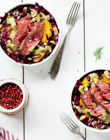Radicchiosalat mit Rinderstreifen in zwei Schalen.