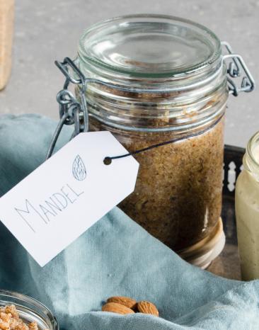 Mandelmus im Glas mit Etikett.