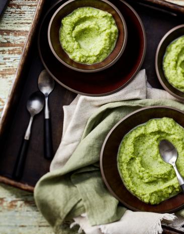 Grüner Brei in drei Schälchen.