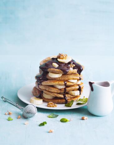 Nuss-Zimt-Pancakes mit Banane und Schokosauce