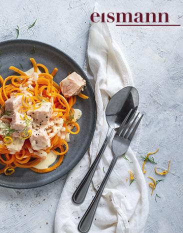 Lachs auf einem Bett von Karottenspaghetti.