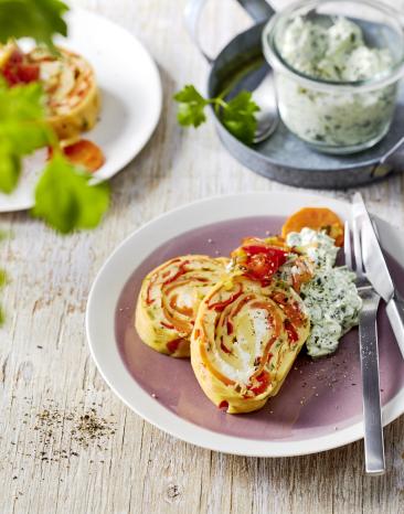 Pfannkuchen-Rolle mit Gemüse-Feta-Füllung und Schmandcreme