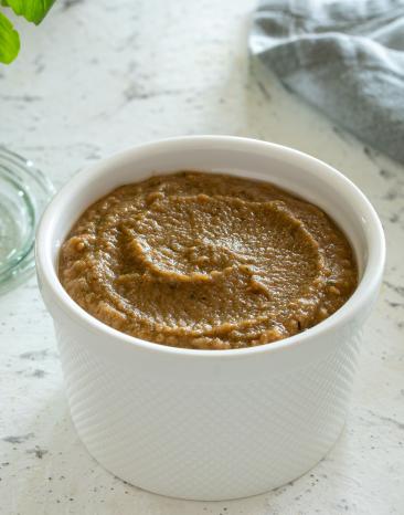 Bräunliche Paste in einem Schälchen.