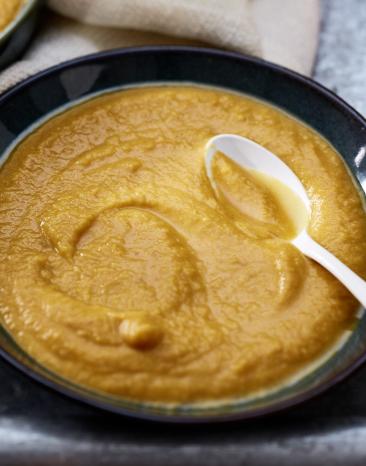 Brei in Schälchen mit Löffel.