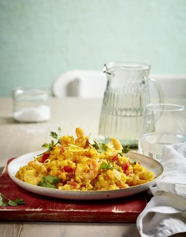 Rotes Risotto mit Garnelen.