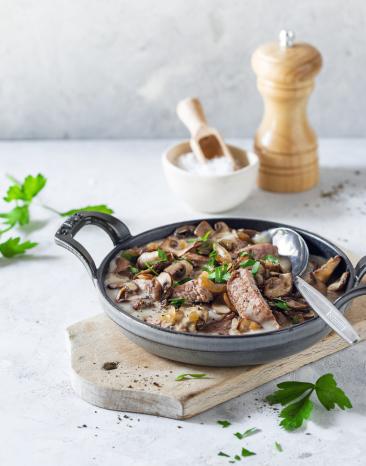 Geschnetzeltes in einer gusseisernen Pfanne.