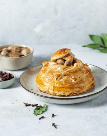 Luzerner Pastete auf einem Teller.