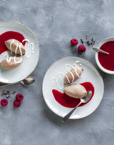 Schokoladenmousse mit Toblerone und Himbeersauce.