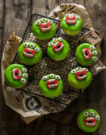 Donuts mit grüner Monsterglasur und Augen.