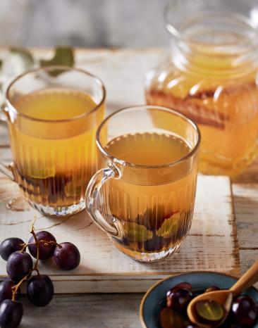 Heißer Apfel-Würz-Punsch mit alkoholfreien Rum-Trauben