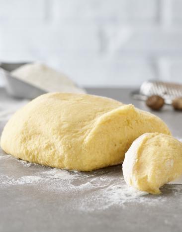 Heller Teig auf einer Arbeitsplatte.