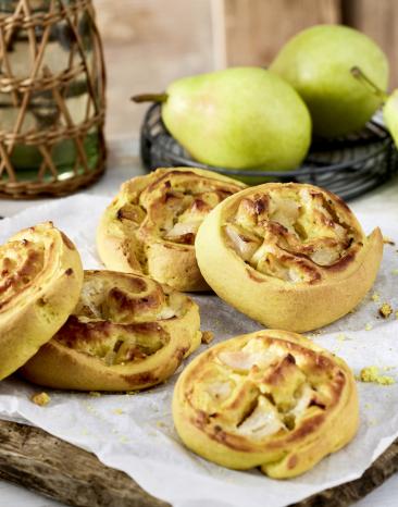 Kurkumaschnecken mit Birnen und Zwiebeln