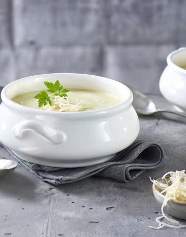 Helle Cremesuppe in zwei Schälchen.