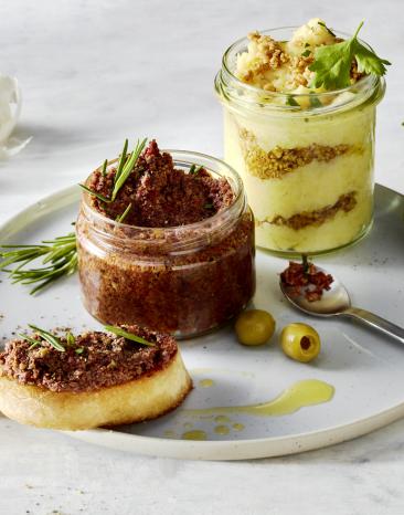 Olivenpaste und Kartoffel-Knoblauchcreme