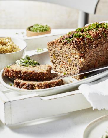 Quinoa-Nuss-Braten mit Spitzkohl und Kräutersauce