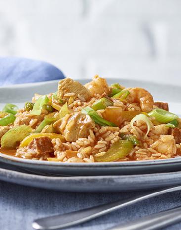 Reispfanne mit Meeresfrüchten und Wurst auf einem Teller.