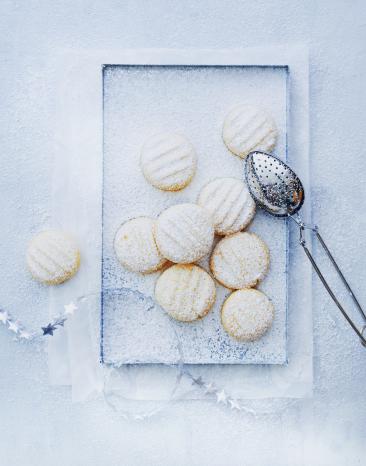 Plätzchen mit Puderzucker.
