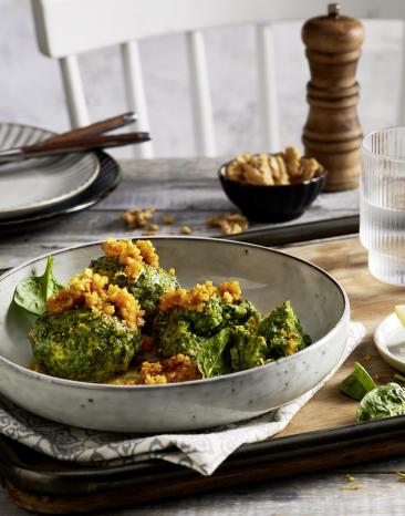 Spinat-Semmelknödel mit Safranbutter