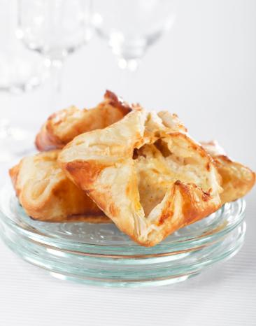 Quarktaschen mit heller Füllung auf Glasteller.